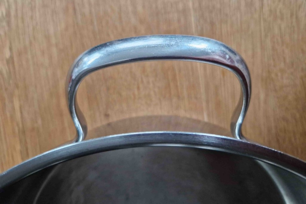 Kochtopf-Induktion-Test: Griff von Kochtopf von oben.