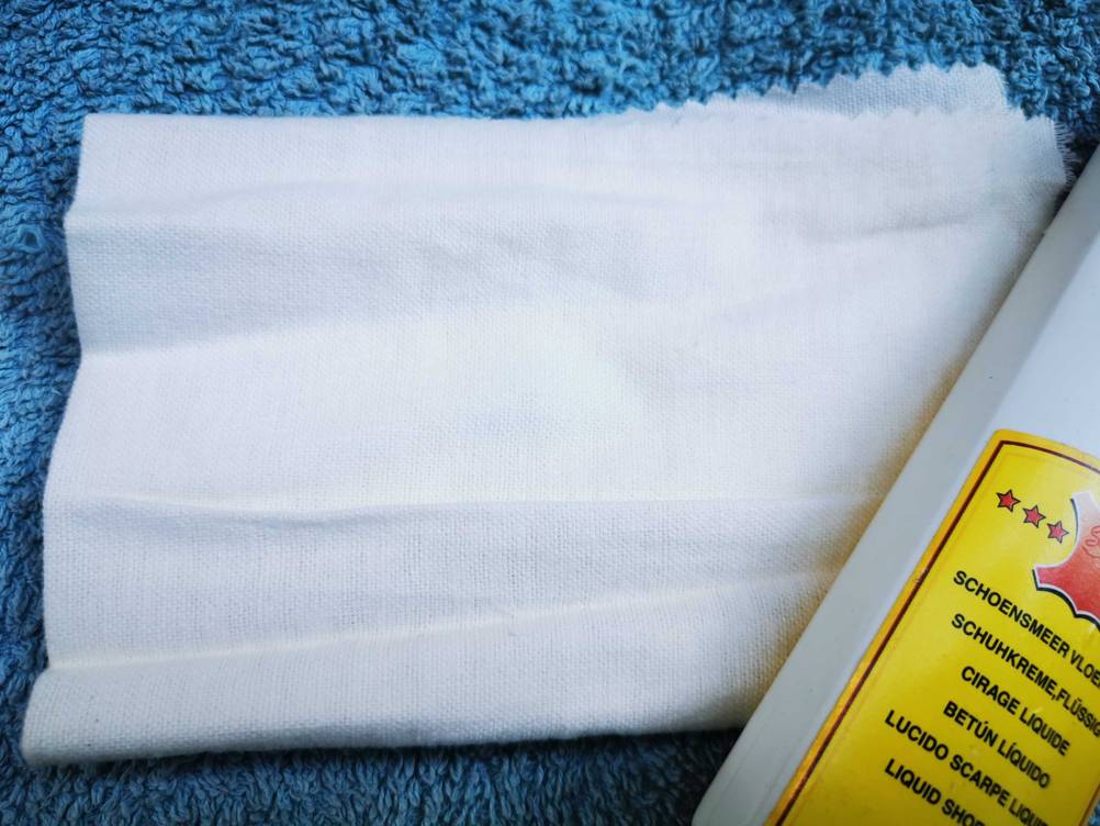 Schuhputzset-Test: Das weiße Tuch, das neben einer Schuhcreme platziert ist.