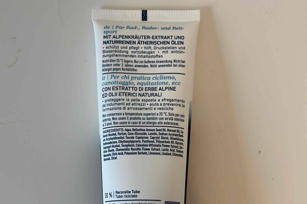 Gesäßcreme getestet: Die Rückseite einer Tube auf einer hellen Fläche liegend.