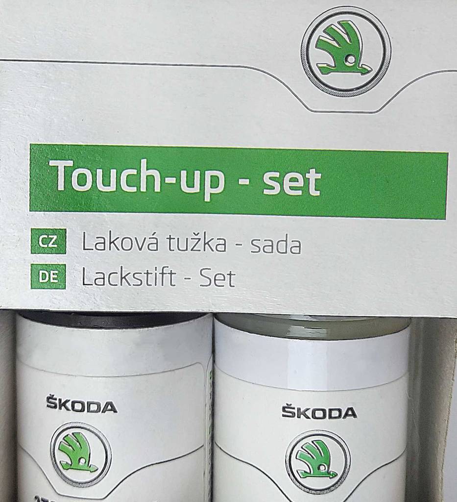 Das Set mit dem Auto-Lackstift im Test besteht aus zwei Kunststoffflaschen mit Basis- und Klarlack.