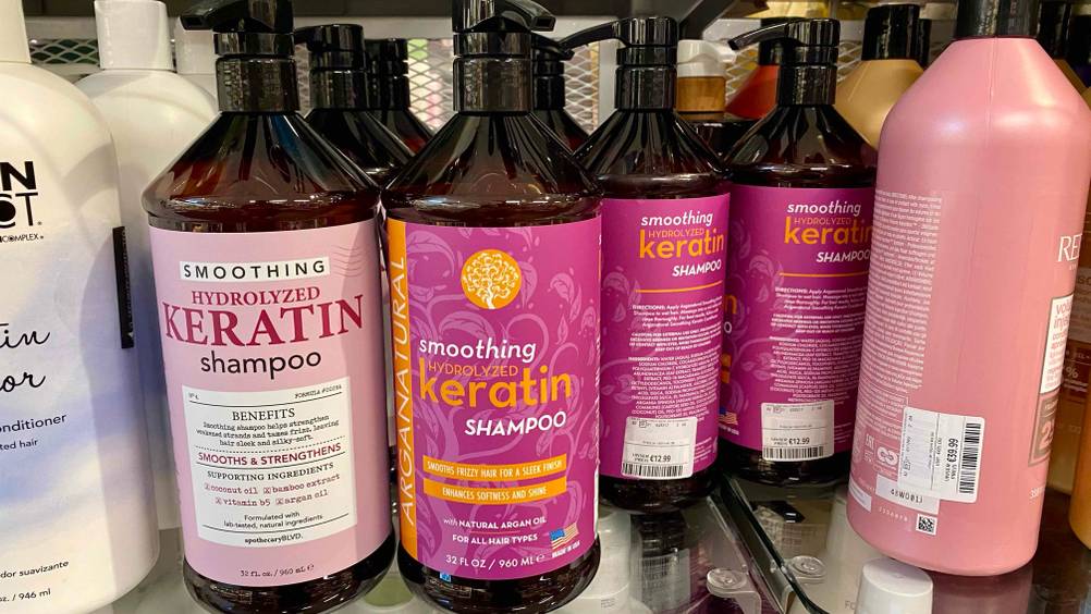 Keratin-Shampoo getestet: Eine Flasche neben vielen anderen in einem Verkaufsregal.