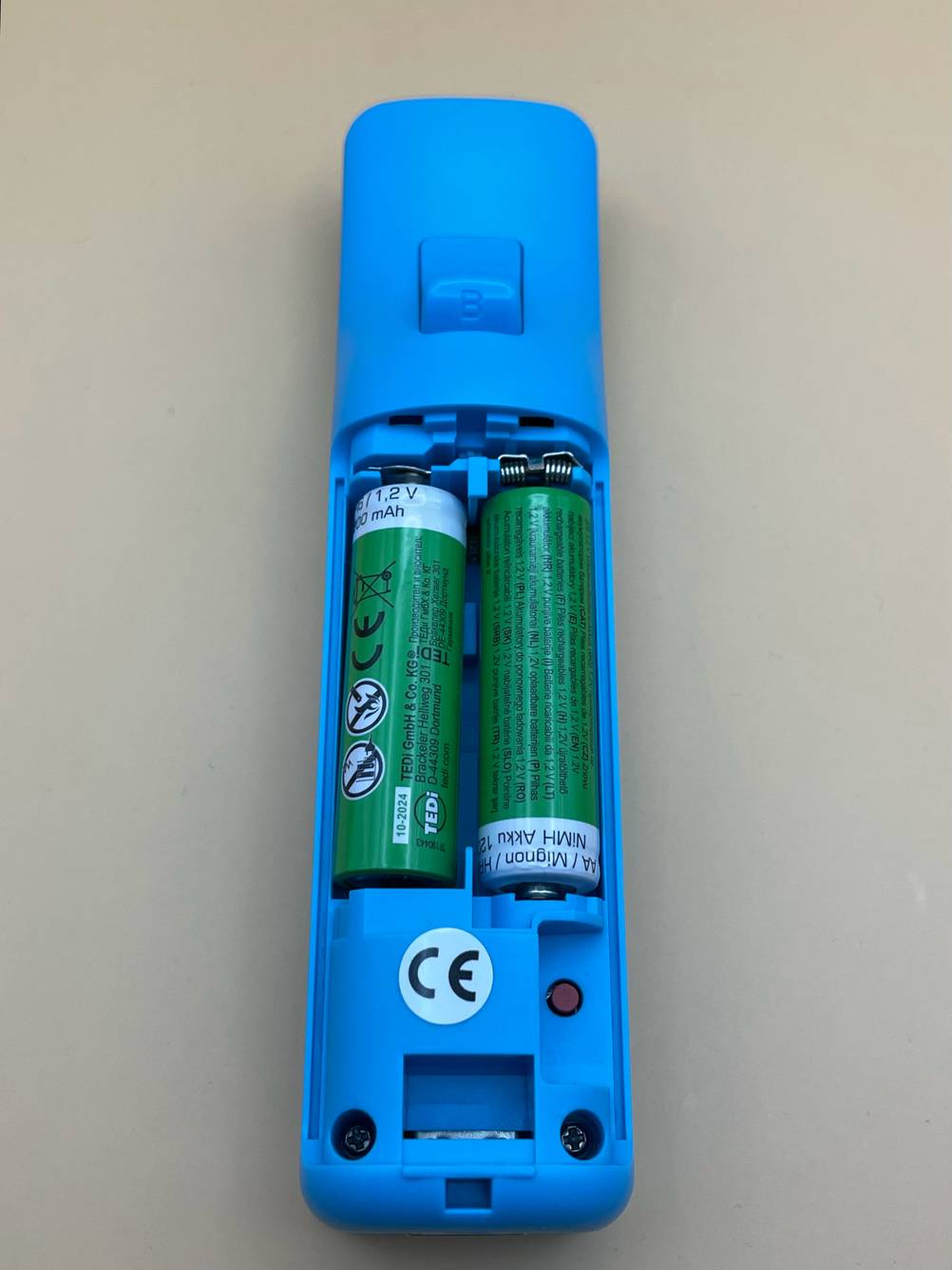 Nintendo-Wii-Controller-Test: Das geöffnete Batteriefach, mit zwei Batterien darin.