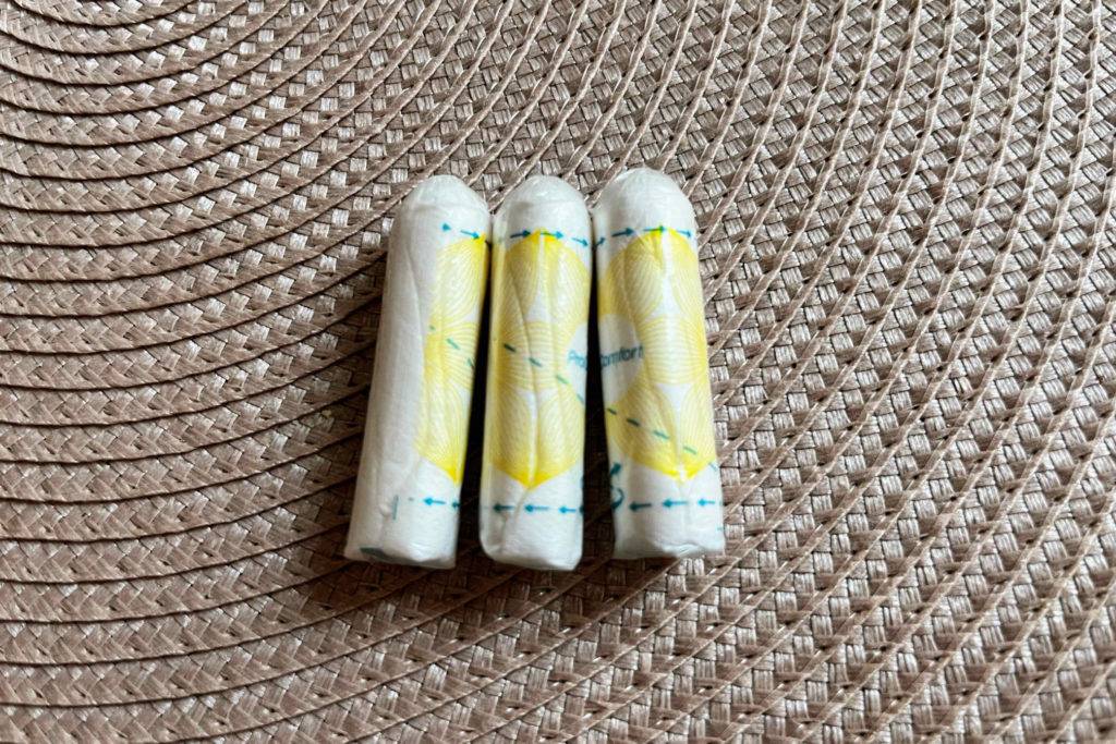 Tampons-Test: Drei eingepackte Tampons liegend auf einem Tischset.