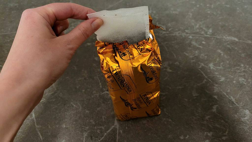 Der Teebeutel des getesteten englischen Tees werden aus der Packung genommen.