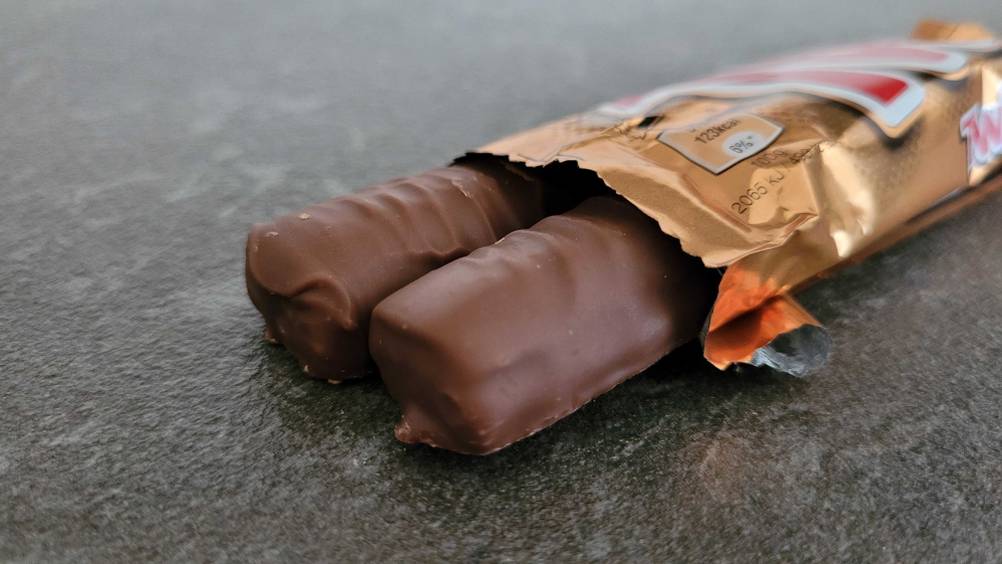 Im Test: Nahaufnahme von zwei Schokoriegeln die aus der Verpackung leicht rausstehen.