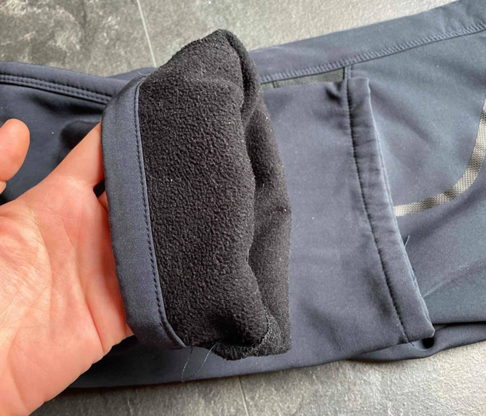 Softshellhose-Herren-Test: Umgekrempelte Softshellhose mit Innenfutter.