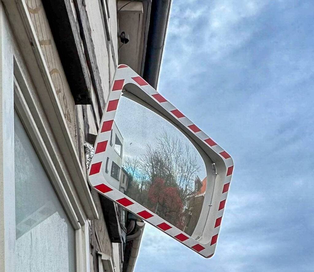 Verkehrsspiegel im Test: Ein Verkehrsspiegel hängt auf einer Fassade.