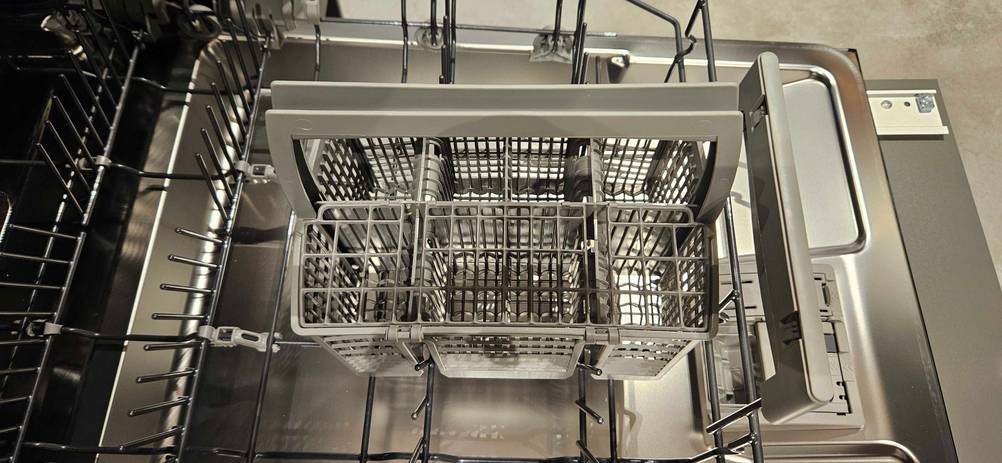 Geschirrspueler-vollintegrierbar-Test: der Besteckkasten eines Geschirrspülers im Fokus.