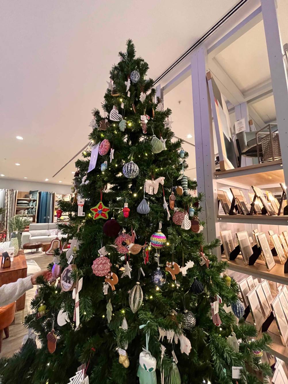 Weihnachtsbaum im Test: die Spitze eines geschmückten Weihnachtsbaums im Fokus.
