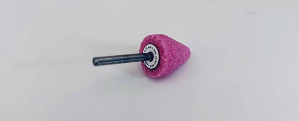 Diamantbohrkrone getestet: rosa Diamantbohrkrone liegt auf einer weißen Fläche.