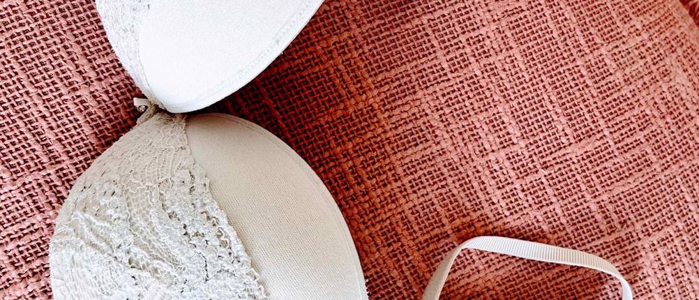 Dirndl-BH im Test: Ein Dirndl-BH von oben gesehen liegt auf einem rosa Stoff
