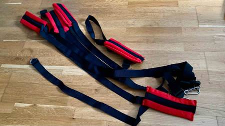 Liebesschaukel-Test: schwarze Liebesschaukel mit roten Polsterungen am Boden ausgebreitet.