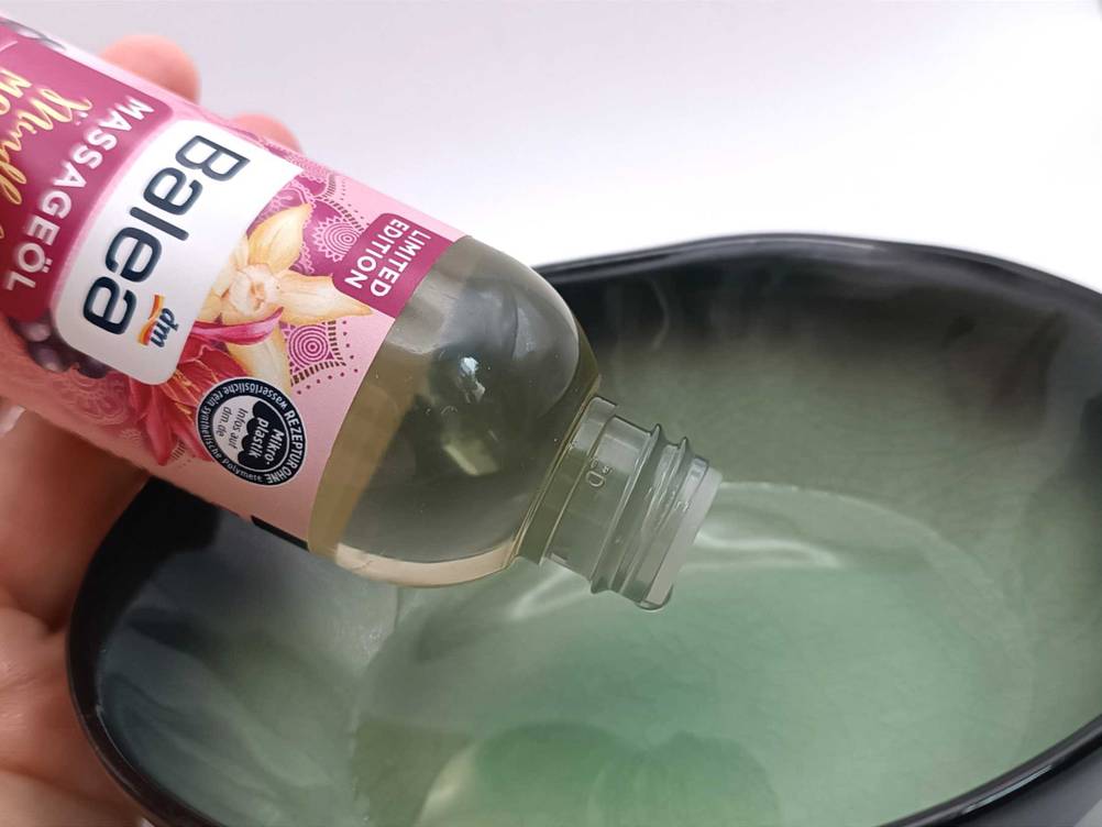 Massageöl wird in Schälchen geträufelt.