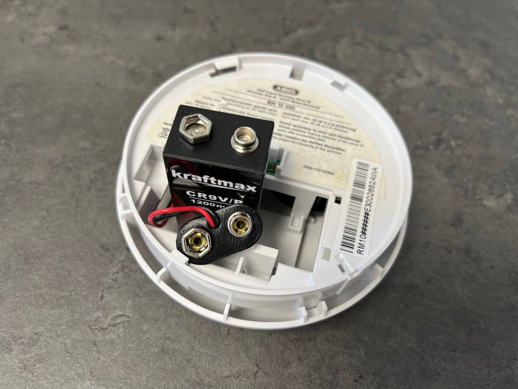 Intuitive Installation einer 9v-Batterie in einen Rauchmelder.