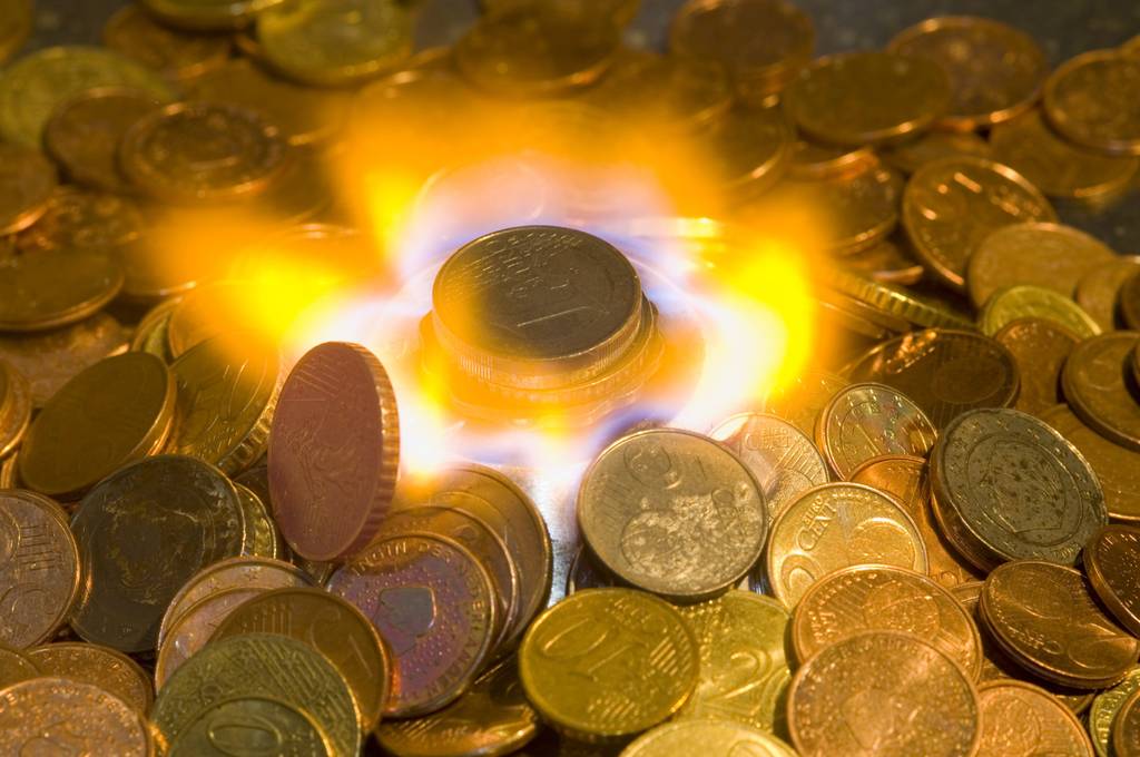 Unbenutzte Akkus nicht in der Nähe von Münzen oder anderen Metallgegenständen platzieren.