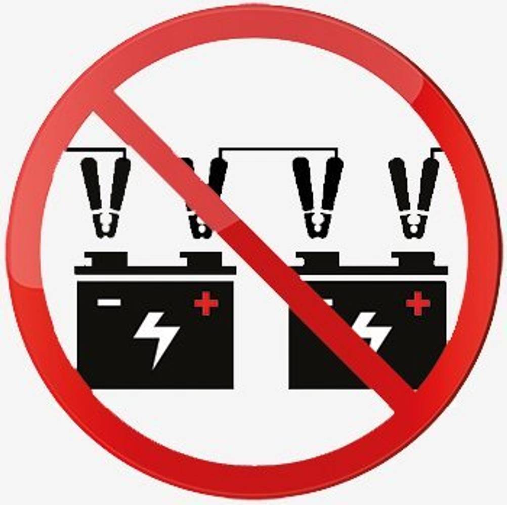 Reihenschaltung von Batterien führt zu höherer Spannung: Schlecht für Steuergerät und sonstige Bordelektronik.