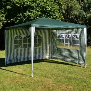 Auch mit einem überschaubaren Partyzelt von 3 x 3 m schaffen Sie eine solide Grundlage für Ihre nächste Gartenfete.