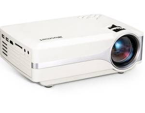 Frontalansicht eines weißen Tageslichtbeamers im Test.