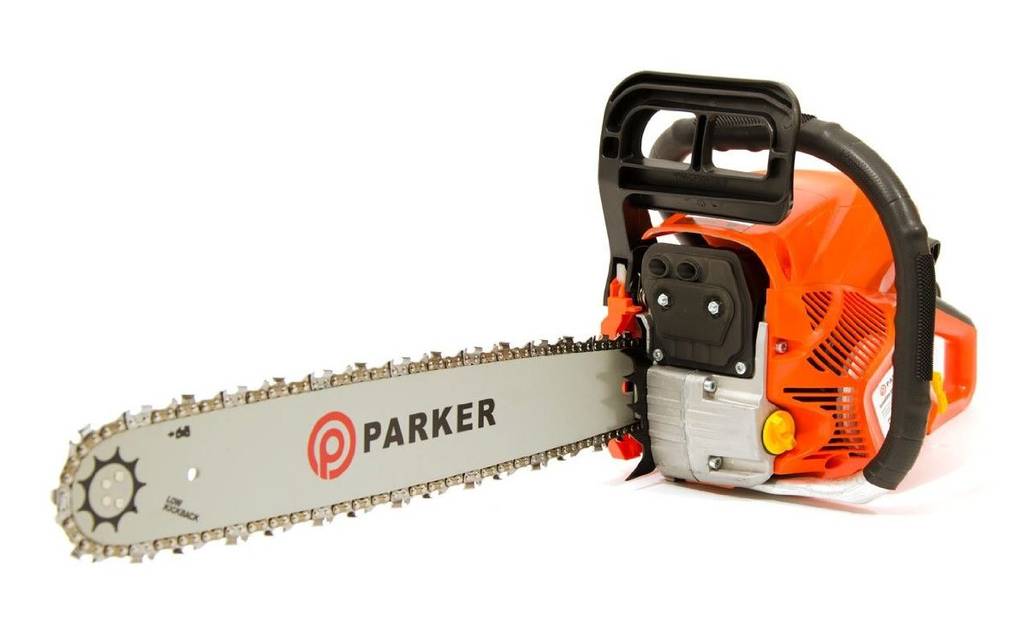 Schutzkleidung für das Arbeiten mit einer Benzinkettensäge