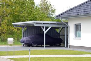 Ob im Freien oder in der Garage, eine wasserdichte Plane schützt Ihr kostbares Auto optimal.