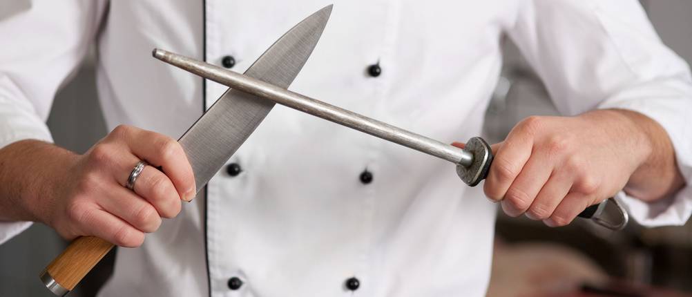 koch schärft messer