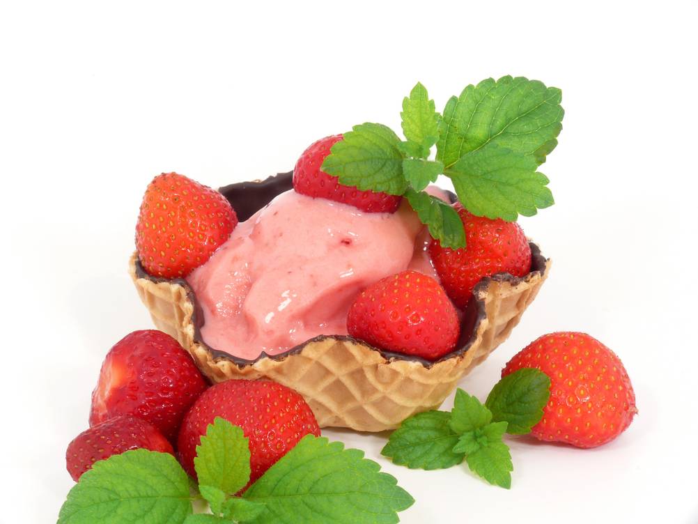 Erdbeereis und frische Erdbeeren in Waffelschale - lecker!