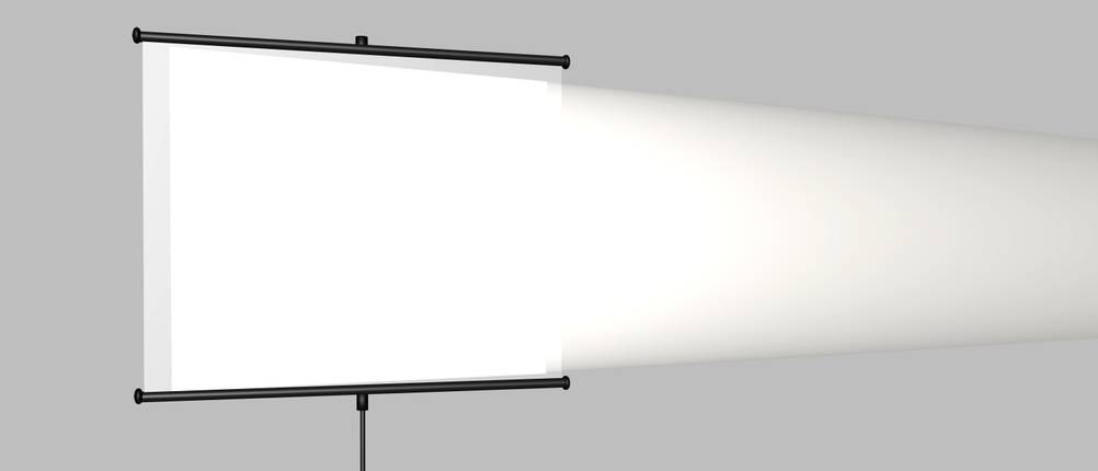 Beamer-Leinwand-Test: angestrahlte Stativ-Beamer-Leinwand vor einem grauen Hintergrund