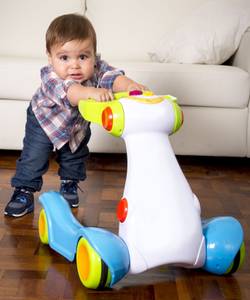 Junge am Lauflernwagen