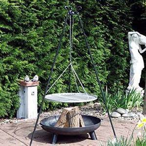 Dreibein-Schwenkgrill im Garten getestet.