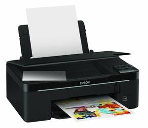 Drucker-Test: Frontansicht eines Epson-Druckers mit geöffneter Scanklappe und eingelegtem Papier