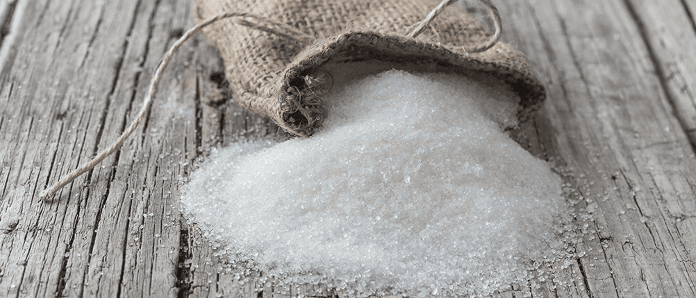 Erythrit-Test: Auf einem Holztisch befindet sich ein Säckchen mit Erythrit. 