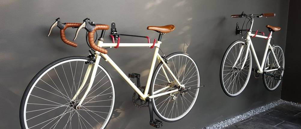 Vintage Bikes an der Wand