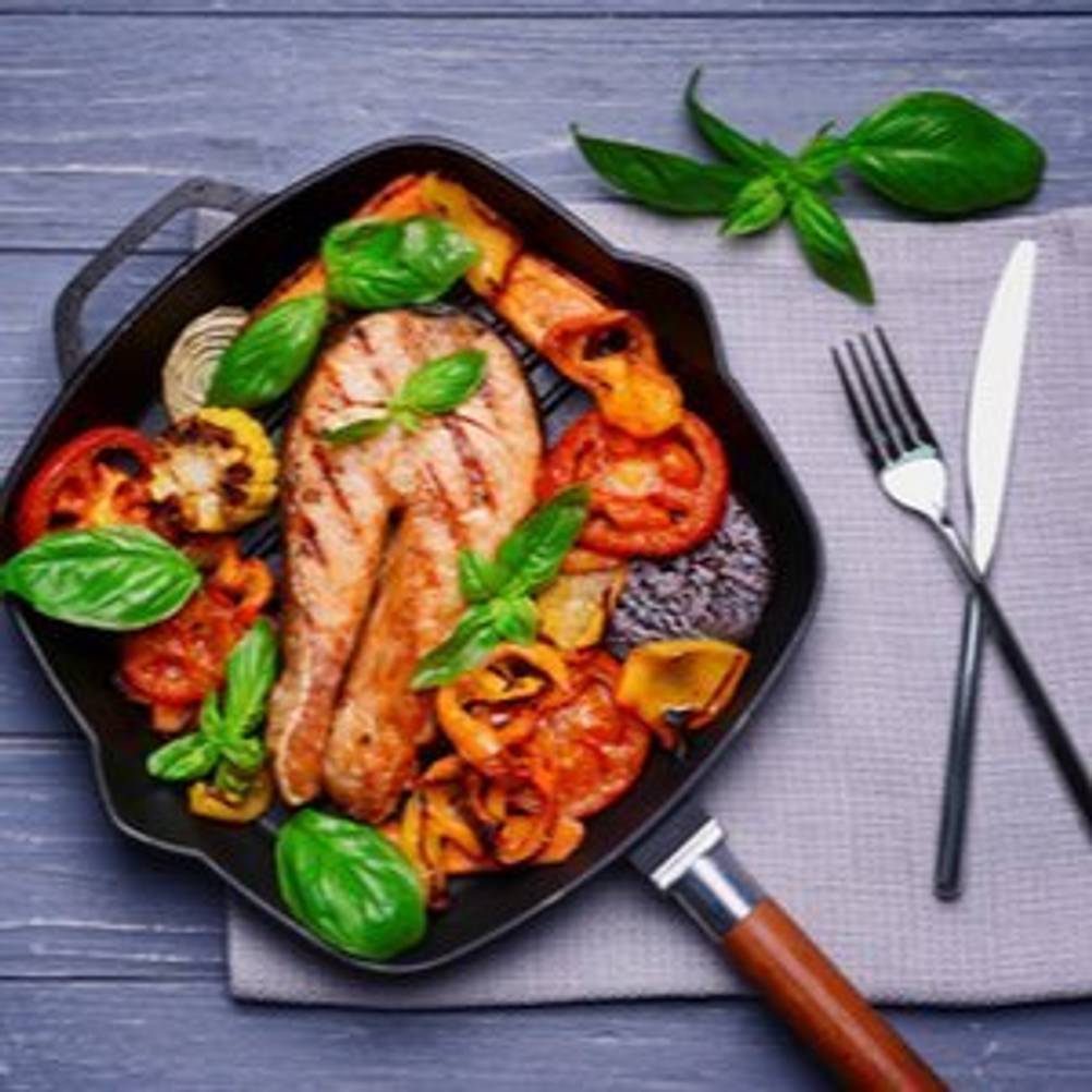 Fischpfanne mit Grillfunktion, in der Lachs und Gemüse garen