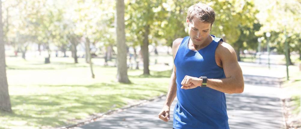 Jogger mit seiner GPS Uhr.