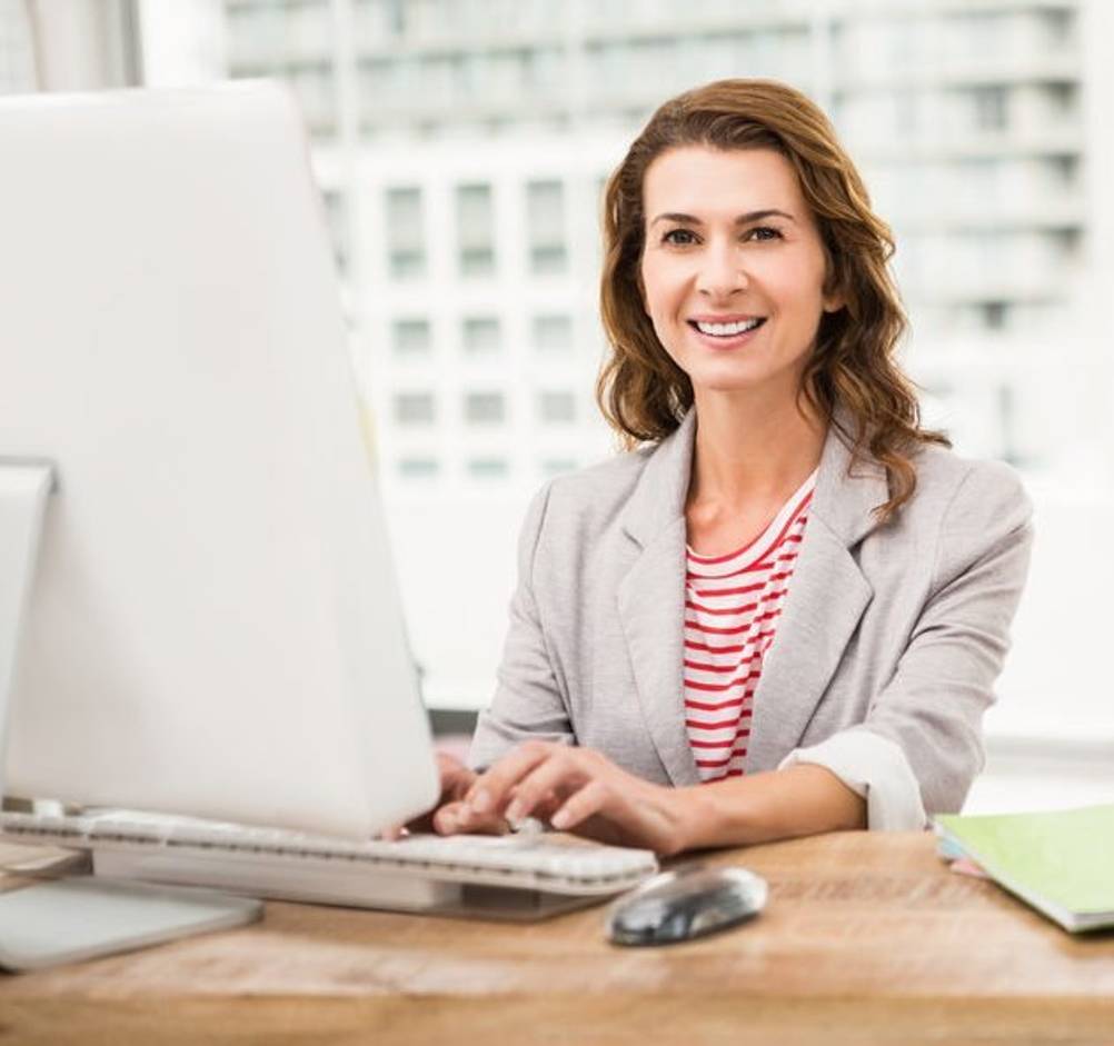Frau beim Arbeiten am PPC