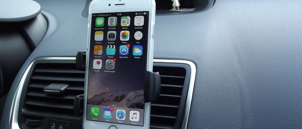 Handyhalterung fürs Auto im Test: Handyhalter inklusive Smartphone am Lüftungsgitter eines Fahrzeuges angebracht
