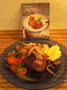 Das fertige Ergebnis kann sich sehen lassen: Zwiebelröstbraten mit Möhrengemüse und Kartoffelstampf.