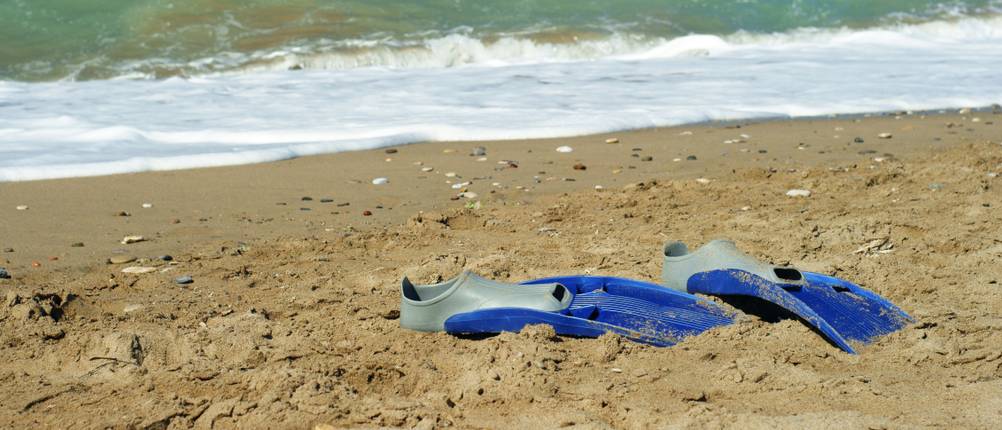 Schwimmflossen im Test: ein Paar Schwimmflossen am Strand