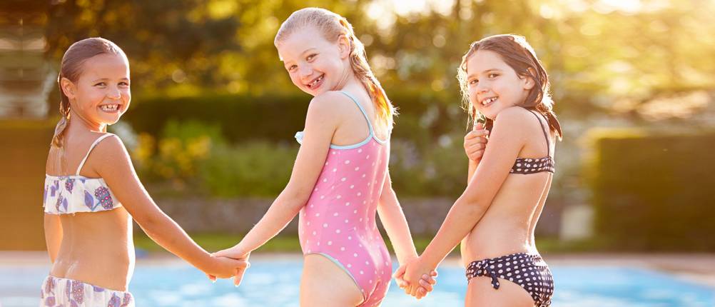 Kinder genießen Wasser