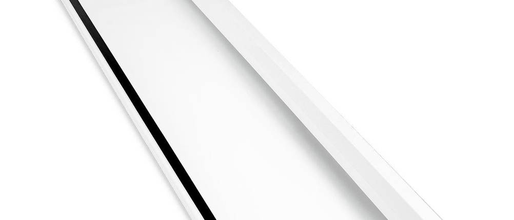Beamer-Leinwand-Test: halb eingerollte Beamer-Leinwand auf weißem Untergrund