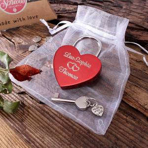 Liebesschloss Text: Liebesschloss mit Gravur und Schlüssel liegt auf einem Geschenke-Säckchen