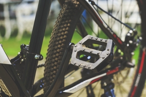 Das Grip-Profil eines MTB Reifens in der Aufnahme.