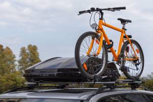 Sowohl Fahrrad, als auch eine Transportbox haben auf dem Dach Platz.