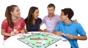 Gesellschaftsspiele im Test: Vier Personen spielen Monopoly.