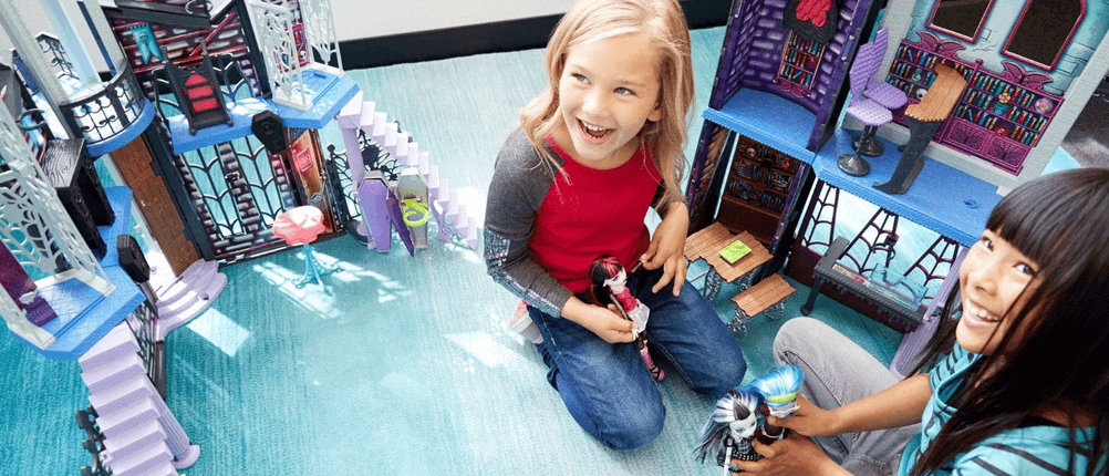 Kinder spielen mit Monster High Puppen