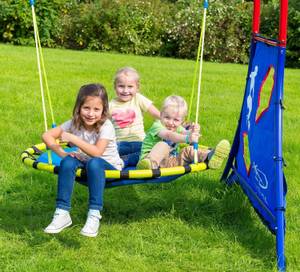Die Nestschaukel bietet mehreren Kindern Platz.