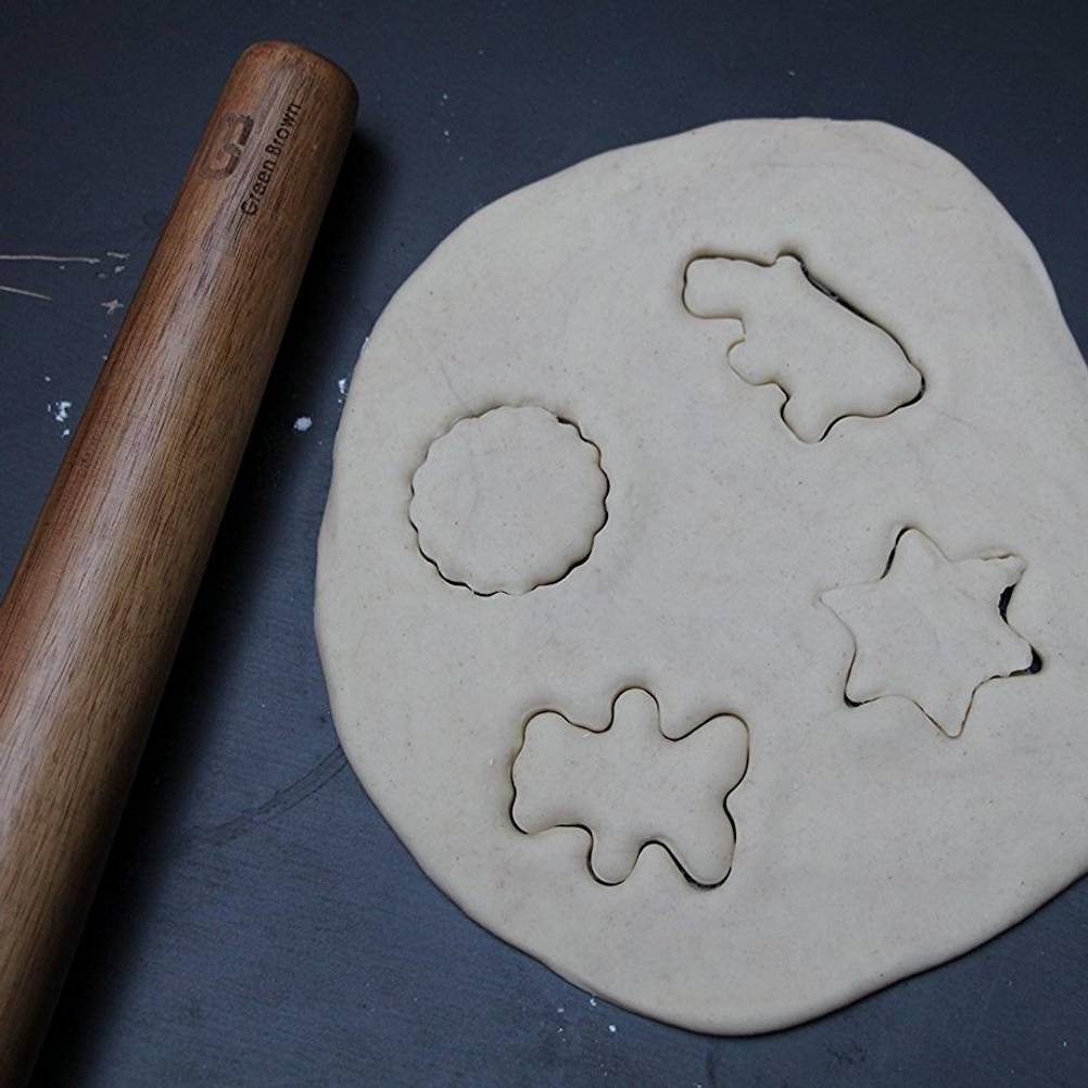 Nudelholz-Test: Runder, flacher Teig mit Nudelholz. 