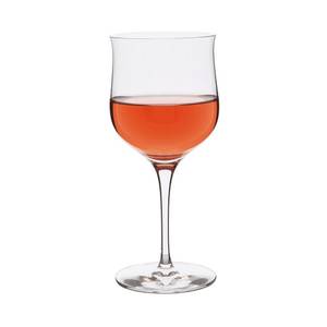 Ein Roséwein-Glas sollte dünnwandig mit einem leicht nach außen geneigten Rand sein.