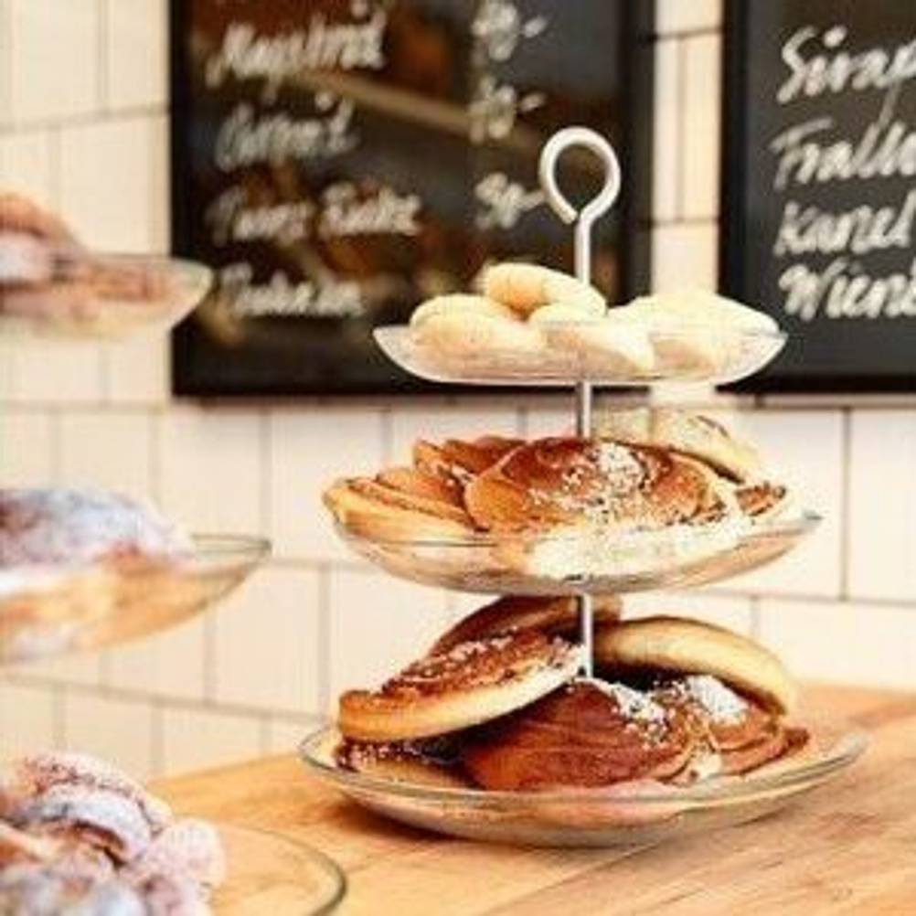Etagere-Test: Etagere aus Edelstahl mit süßen Teilchen in einer Bäckerei.