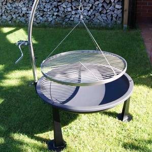 Schwenkgrill aus Edelstahl mit Grillgalgen im Garten getestet.
